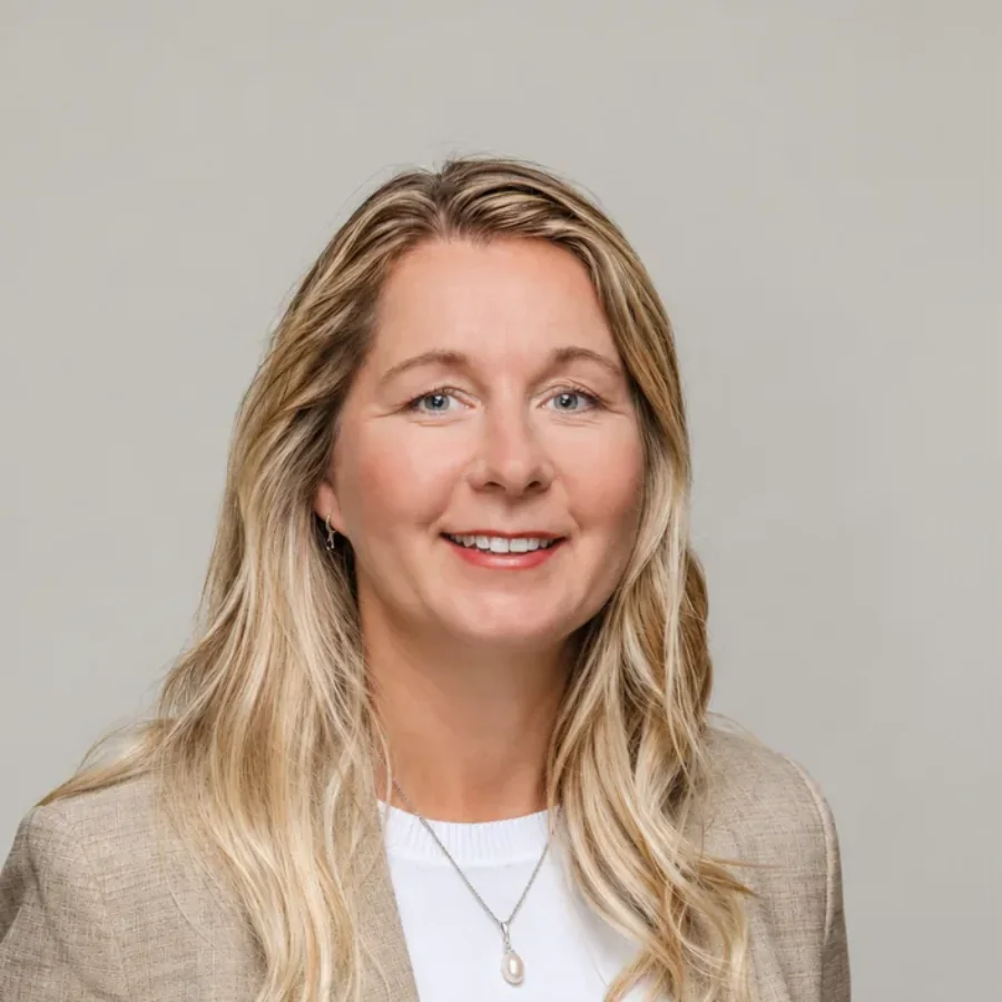Alexandra Kunath, Partnerin bei Die Hotelspezialisten, im beigen Blazer