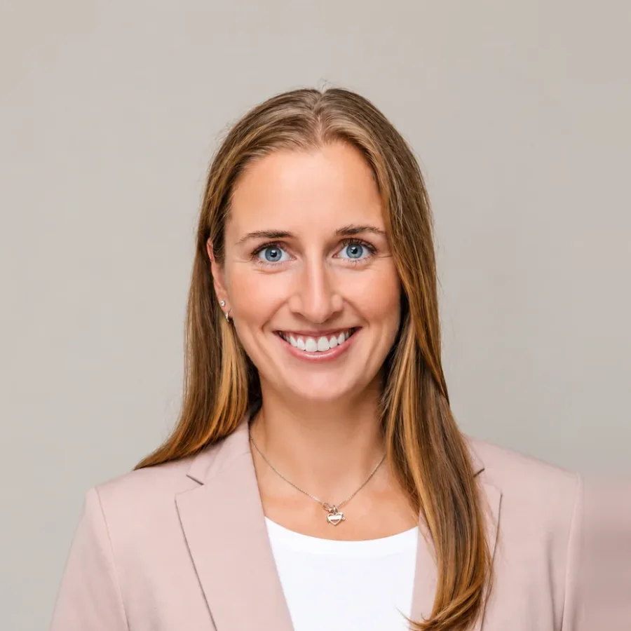 Alexandra Linden, Project Manager im Team Kunath bei Die Hotelspezialisten, im rosa Blazer