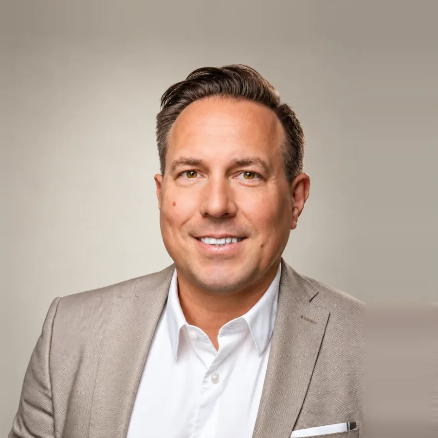 Felix Stockhaus, Regional Partner bei Die Hotelspezialisten, im beigen Sakko