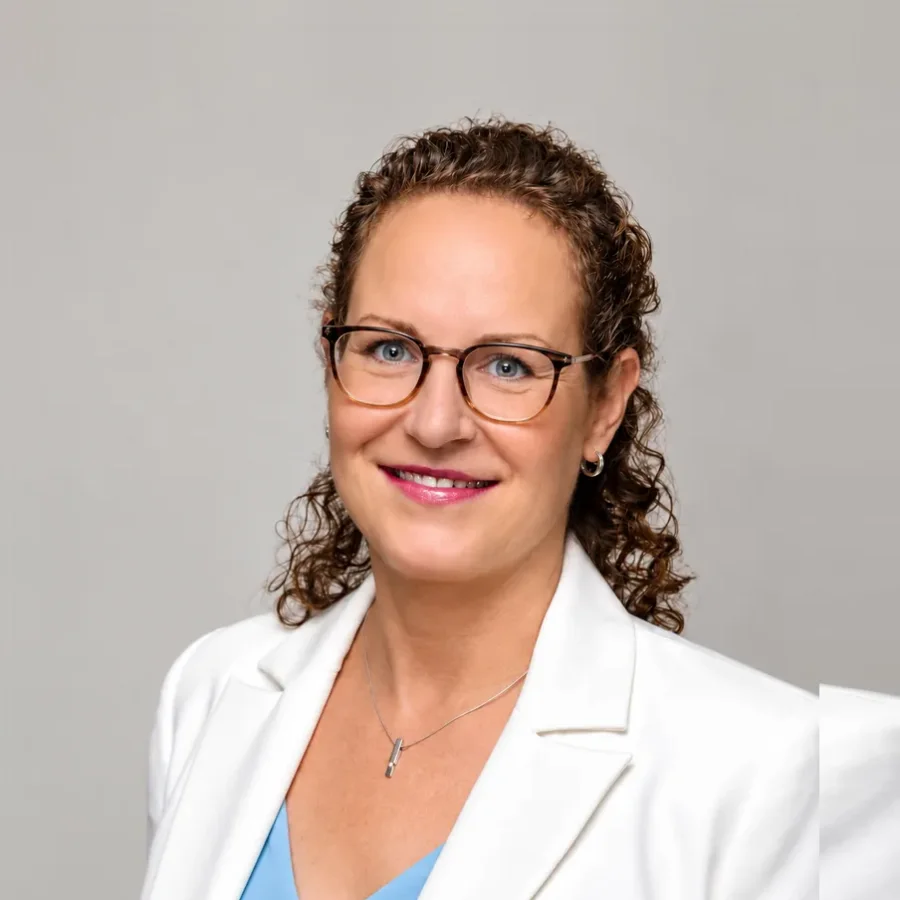 Franziska Jordan, Partnerin bei Die Hotelspezialisten, mit Brille im weißen Blazer