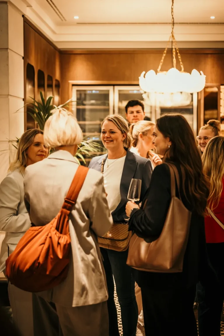 Gäste im Gespräch bei einem Firmenevent in einem Hotel