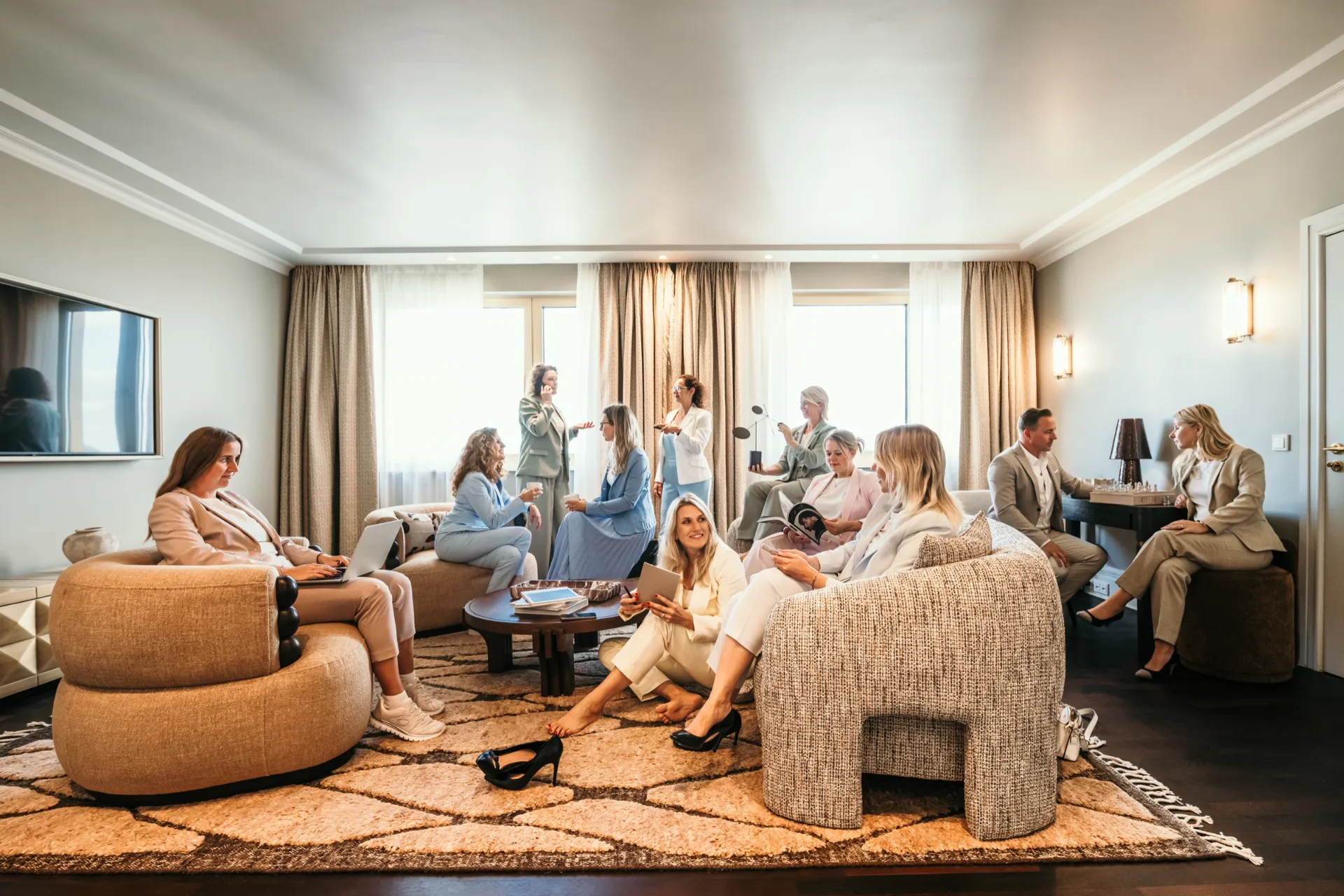 Das Team der Hotelspezialisten bespricht in einer Hotelsuite die Planung von Firmenveranstaltungen