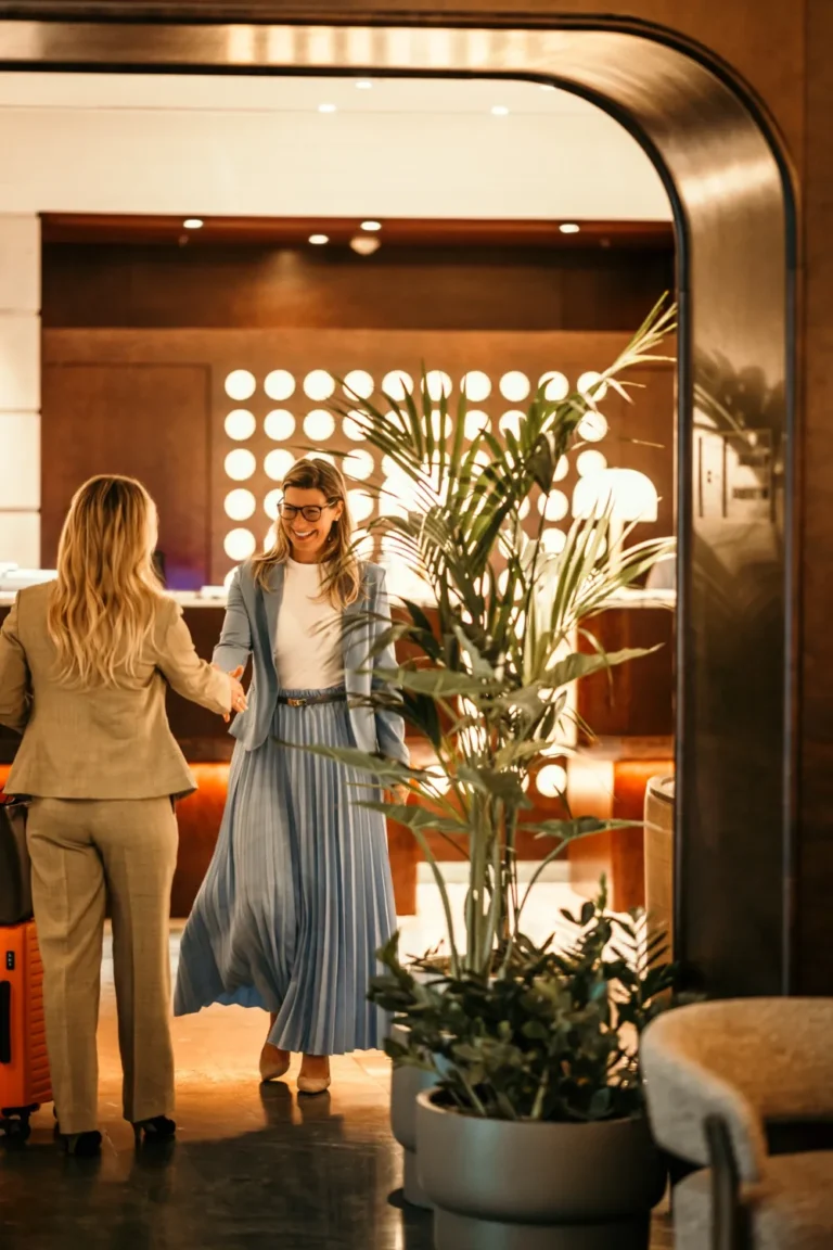 Anreise mit Koffer in der Lobby eines Hotels zur Messezeit