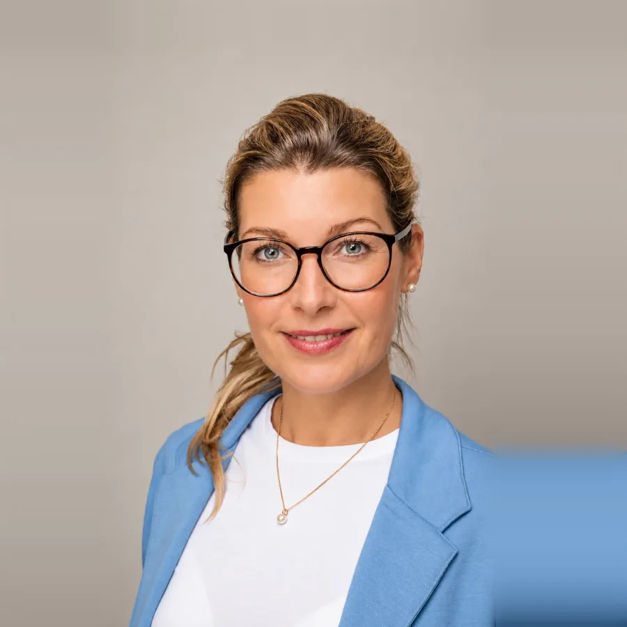 Wiebke Mansi, Partnerin bei Die Hotelspezialisten, mit Brille im hellblauen Blazer