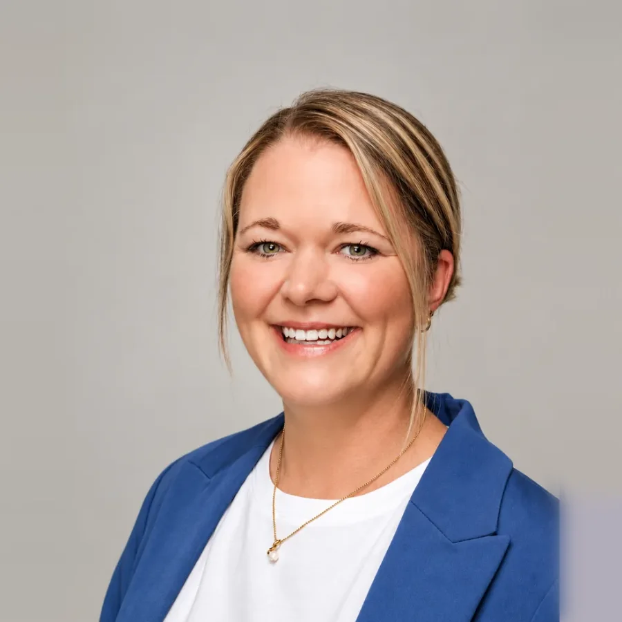 Wiebke Schoutz, Project Manager im Team Keller & Bonnet bei Die Hotelspezialisten, im blauen Blazer